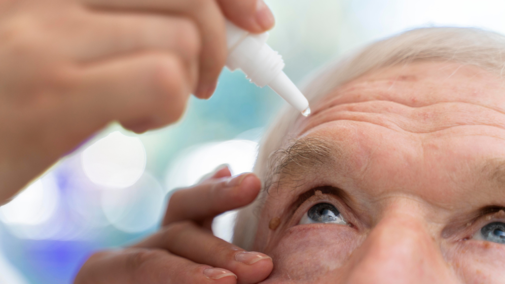 Colírio inédito promete diminuir uso de óculos de leitura na medida em que envelhecemos