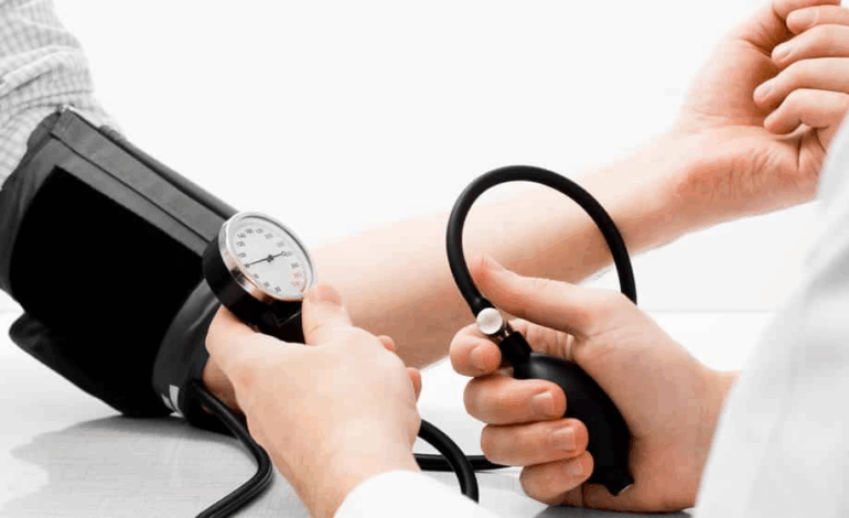 Cardiologistas explicam por que pressão de 12 por 8 não é mais considerada normal
