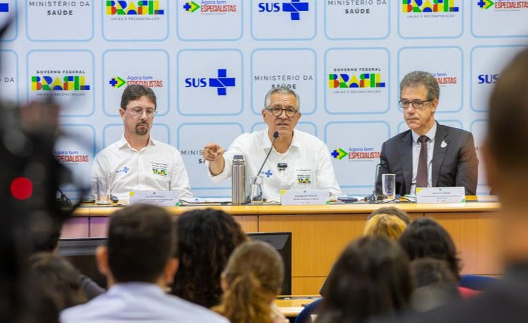 Brasil anuncia 3 mil novas bolsas de residência médica e edital para contratação de 900 especialistas no SUS