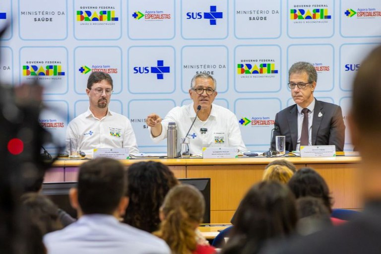 Brasil anuncia 3 mil novas bolsas de residência médica e edital para contratação de 900 especialistas no SUS