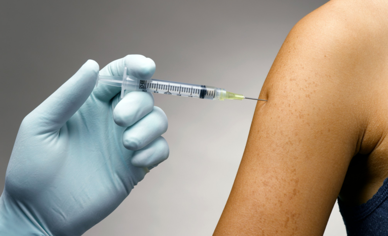 Dose dupla da vacina da gripe pode reduzir mortes em até 20% em pacientes com histórico de AVC, aponta estudo