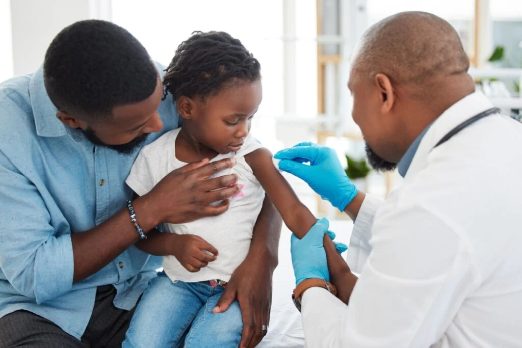 SUS Dobra Proteção Infantil: Nova Vacina Contra Meningite Salta de 3% Para 77% de Cobertura